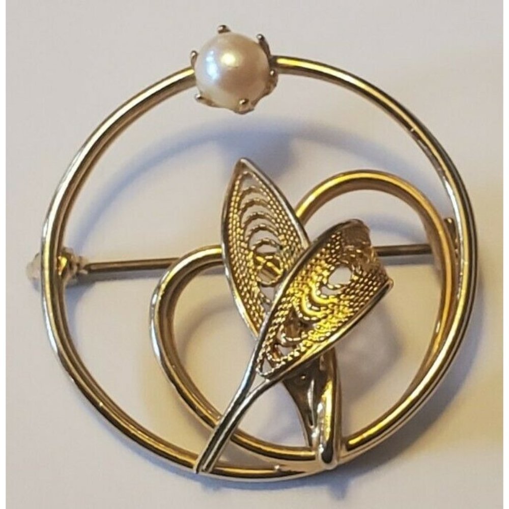 Vintage Gold Tone Circular Brooch Pin Filigree Leaf Faux Pearl
